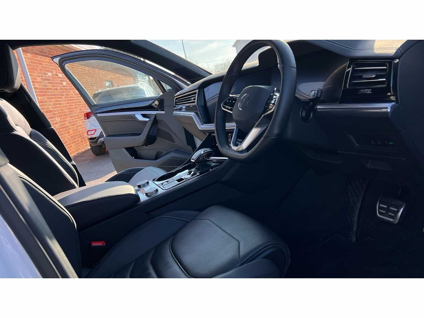 Volkswagen Touareg 3.0 V6 TDI 4Motion R-Line Tech Plus 5dr Tip Auto