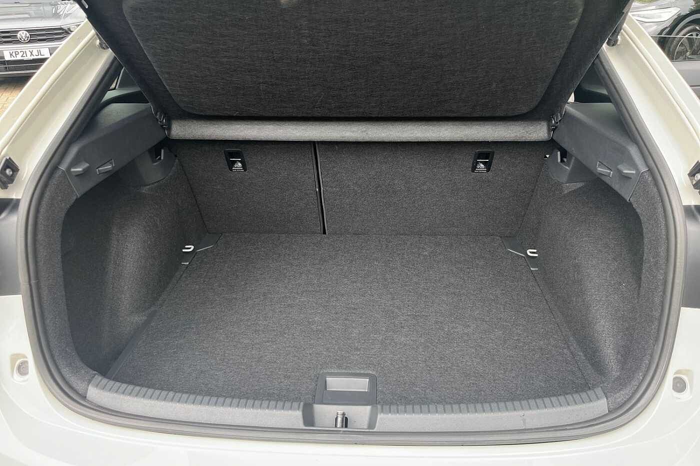 Volkswagen Taigo 1.0 TSI (110ps) R-Line DSG + REAR CAMERA