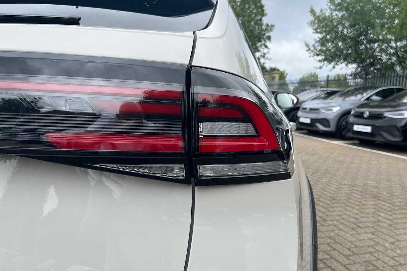 Volkswagen Taigo 1.0 TSI (110ps) R-Line DSG + REAR CAMERA