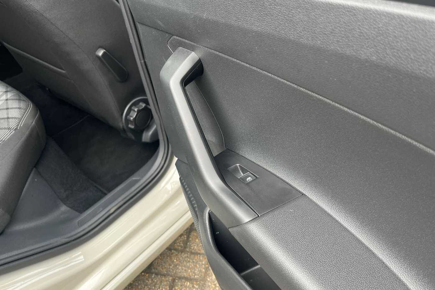 Volkswagen Taigo 1.0 TSI (110ps) R-Line DSG + REAR CAMERA