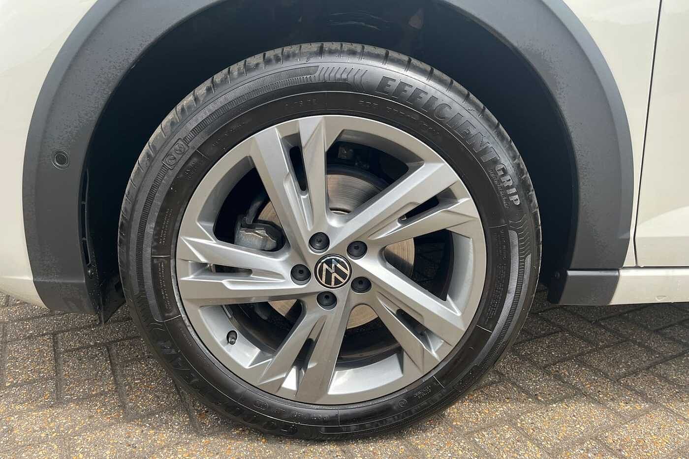 Volkswagen Taigo 1.0 TSI (110ps) R-Line DSG + REAR CAMERA